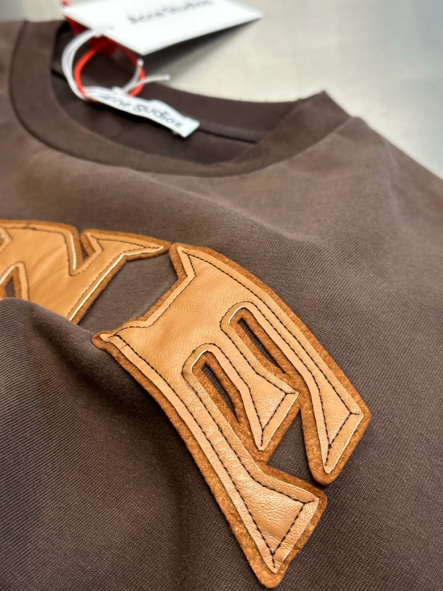 Acne Studios ， ACNE GYM Brown ，For Everyone ， ， Retro 。 ， ， ACNE GYM ， 。 ， ， ， 。 ， ， ， 。 size：s m l xl